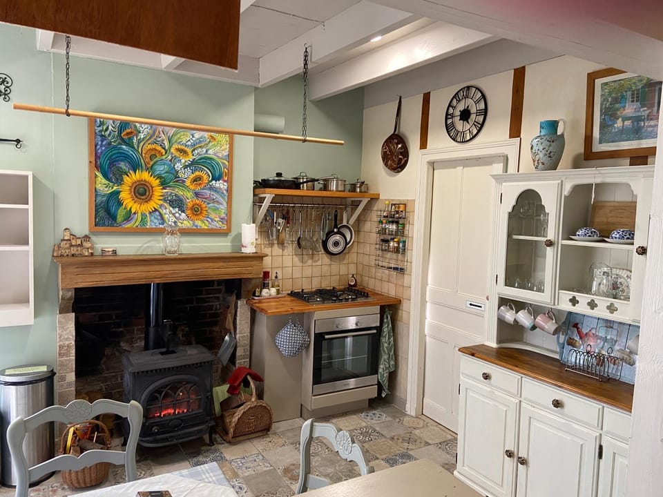 Kitchen or kitchenette, pet friendly, stove