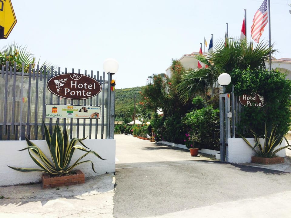 Facade/entrance, Property logo or sign, Property logo or sign, Neighbourhood
