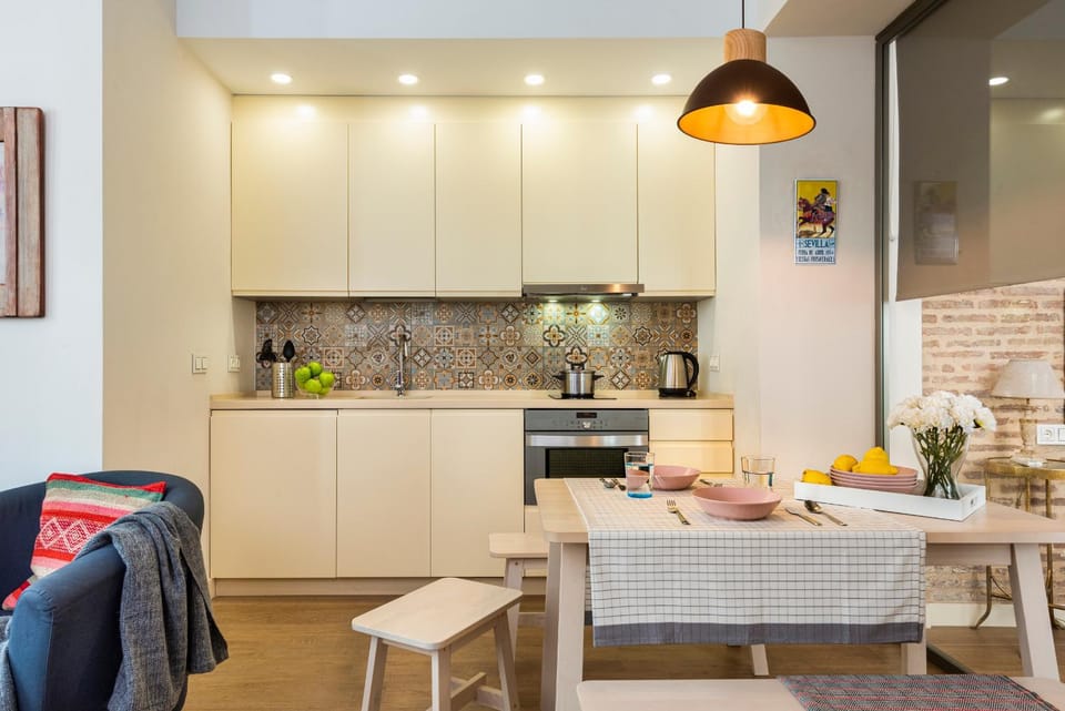 Kitchen or kitchenette, Dining area