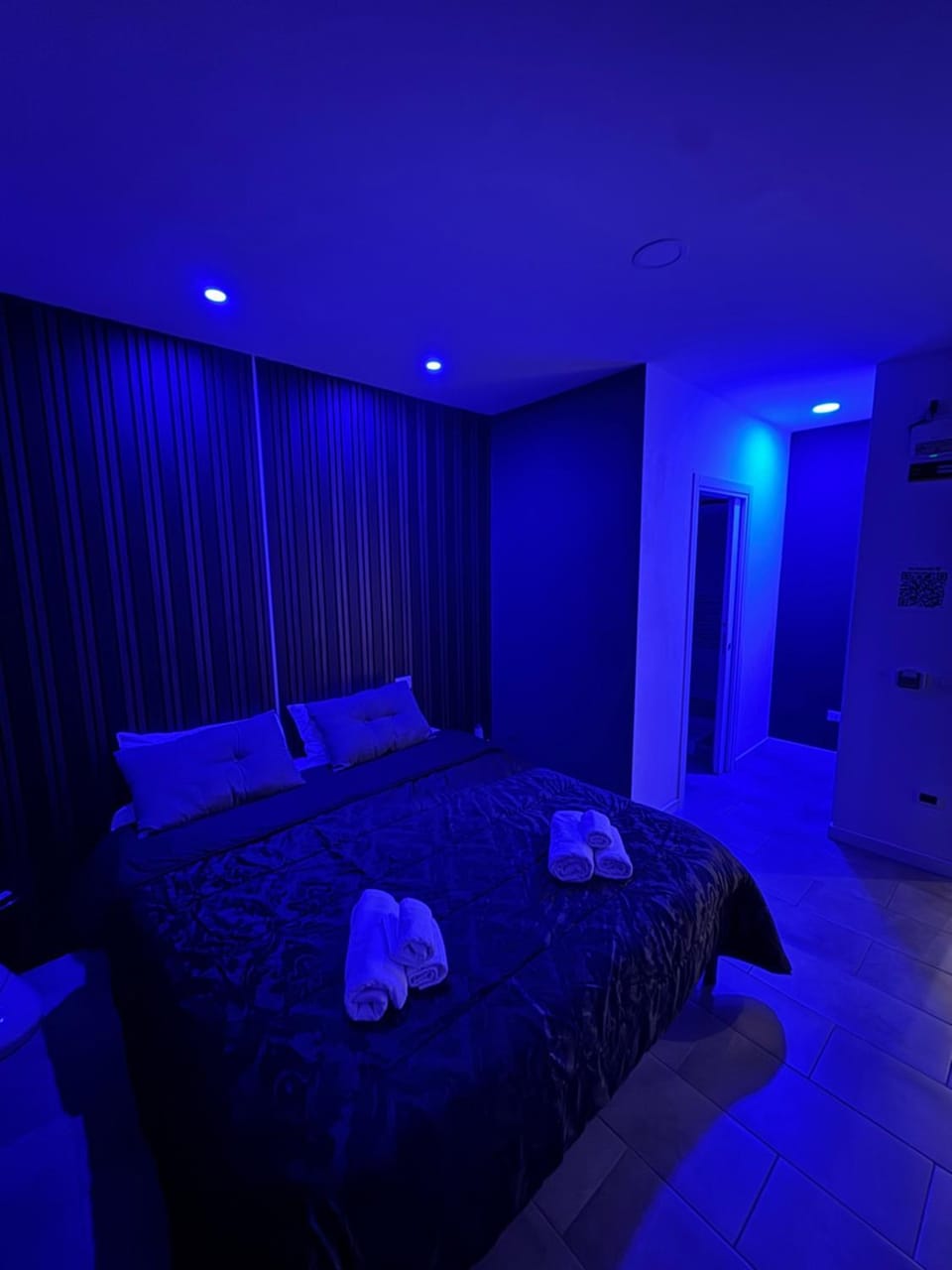 Bed, Photo of the whole room, Bedroom, towels