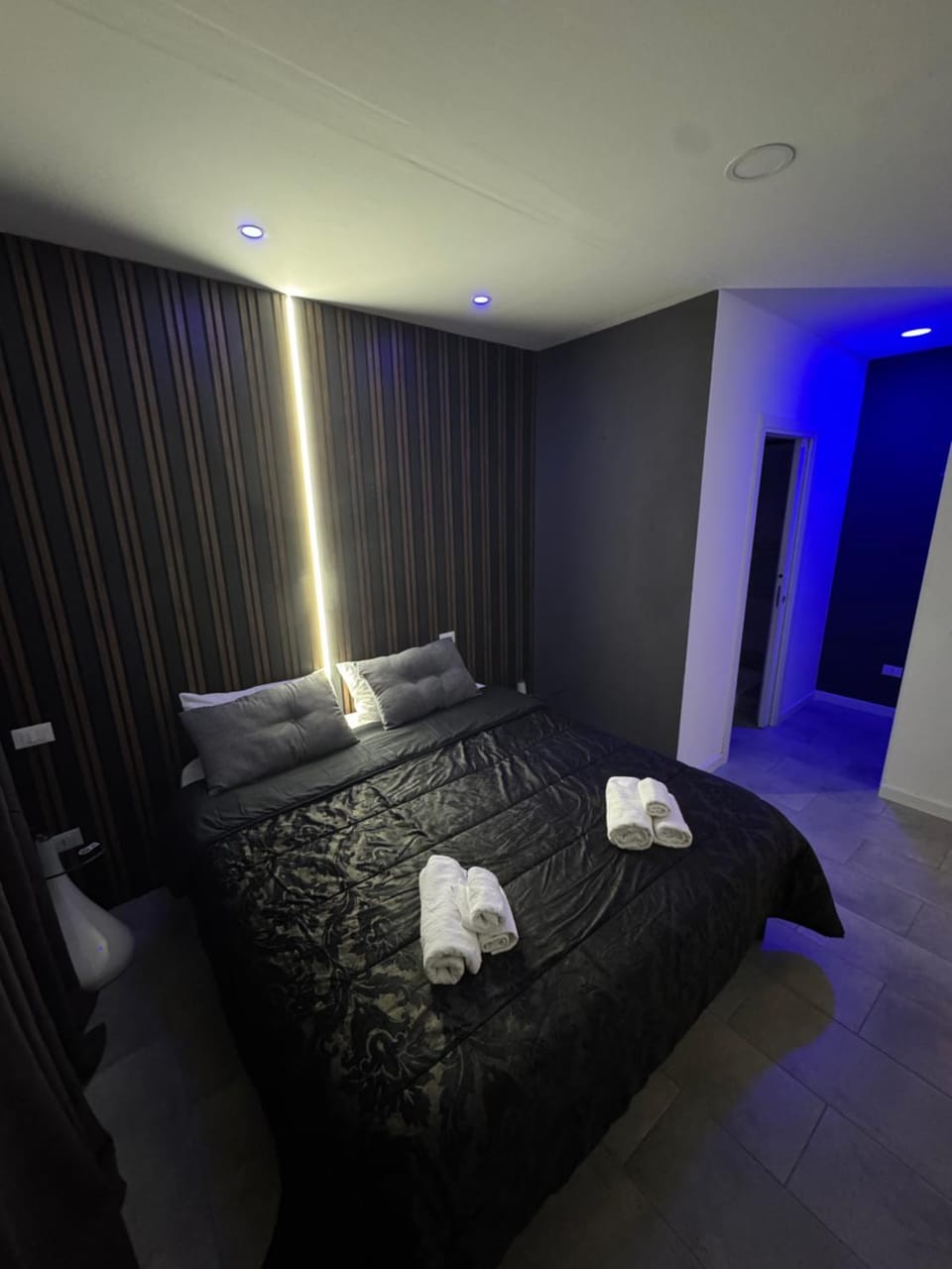 Bed, Photo of the whole room, Bedroom, towels