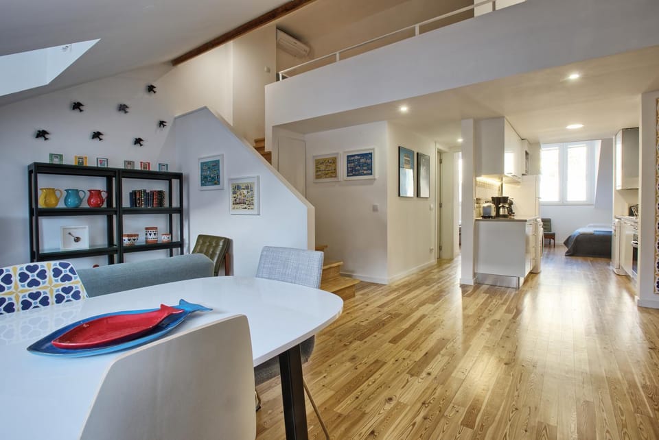 Coffee/tea facilities, Kitchen or kitchenette, Seating area, Dining area