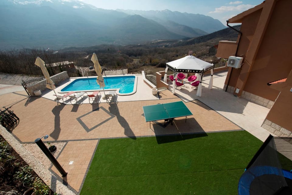 Mountain view, Swimming pool