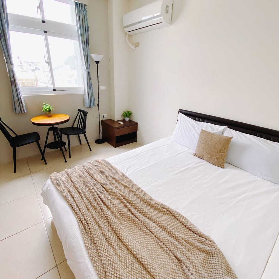 Bed, Bedroom, On site, air conditioner