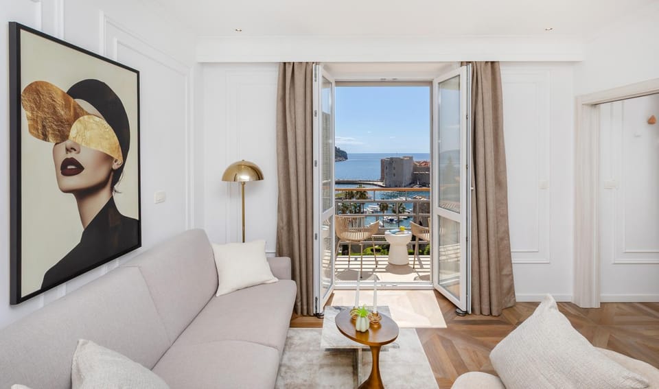 Balcony/Terrace, Living room, Decorative detail, Seating area, Sea view, Location