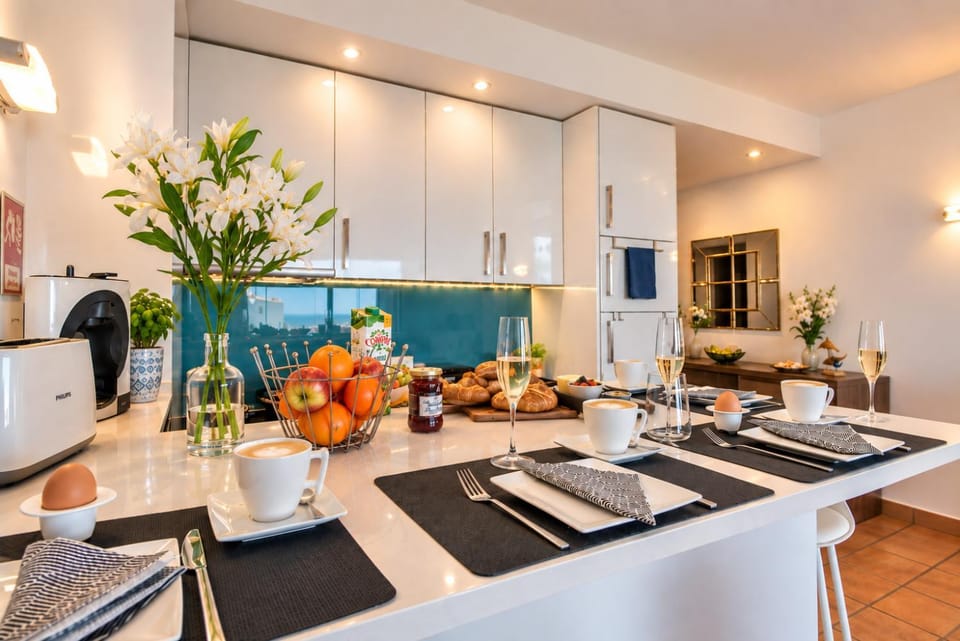 Kitchen or kitchenette, Breakfast