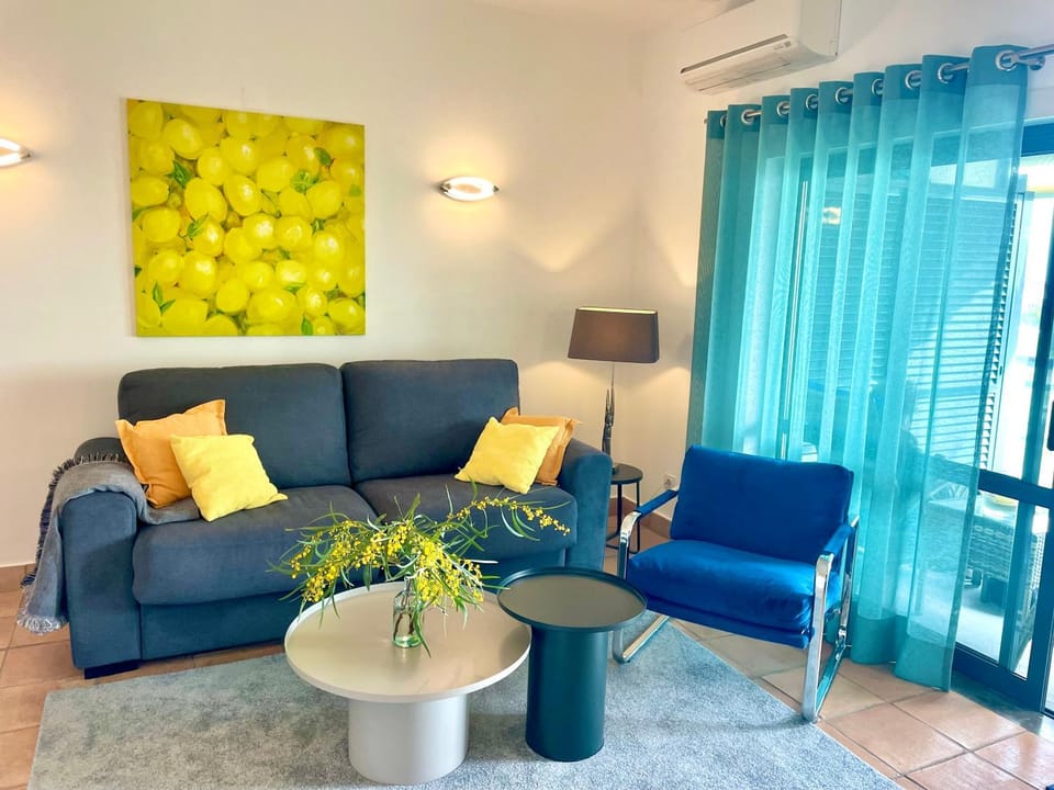Living room, Photo of the whole room