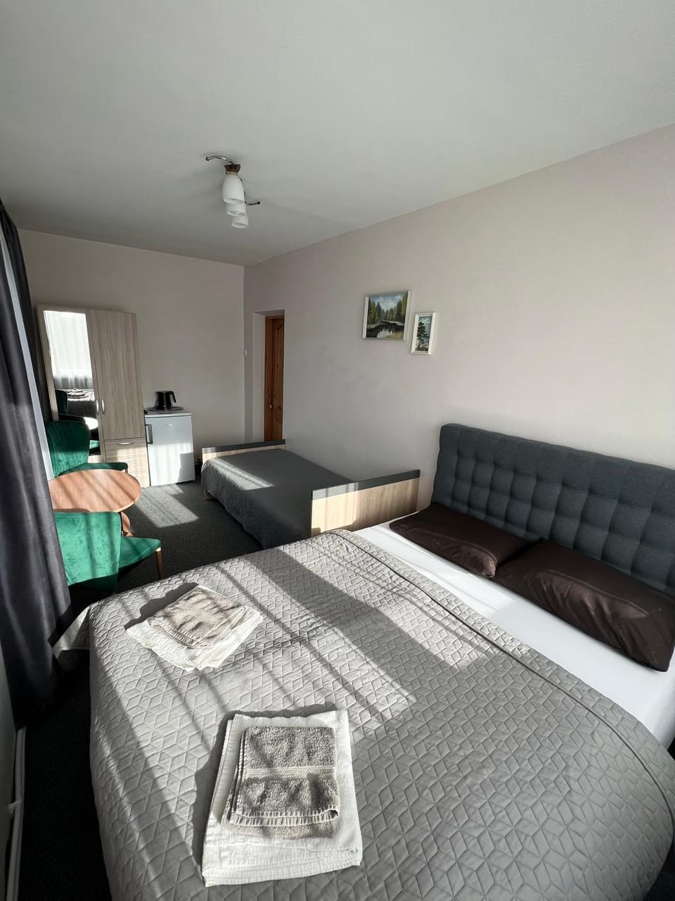 Bed, Photo of the whole room, Seating area, Bedroom, oven, wardrobe