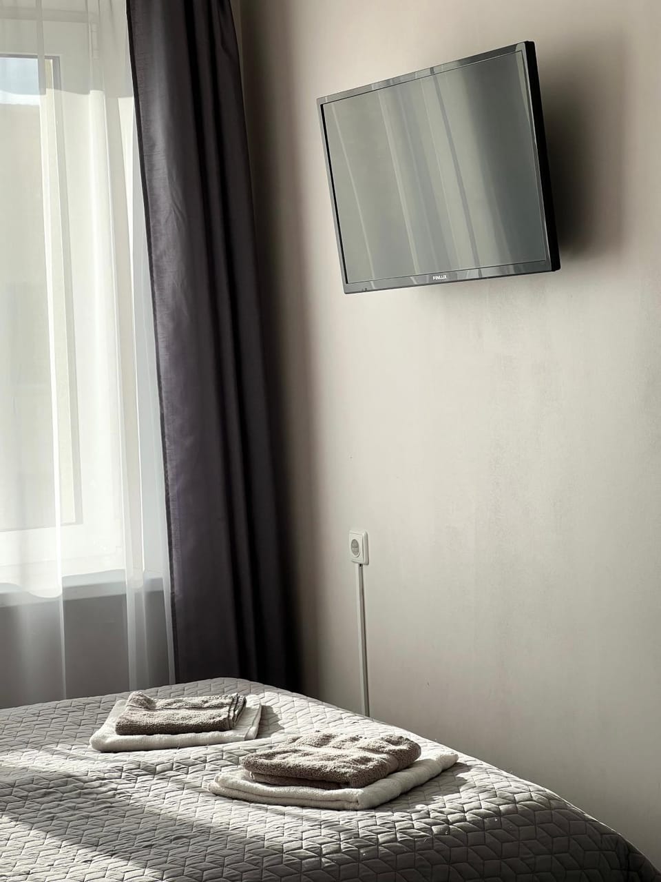 Bed, TV and multimedia, Bedroom, towels