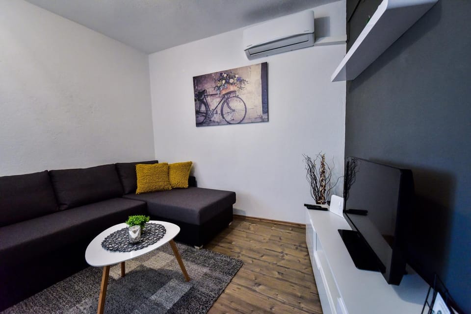 TV and multimedia, Living room, Decorative detail
