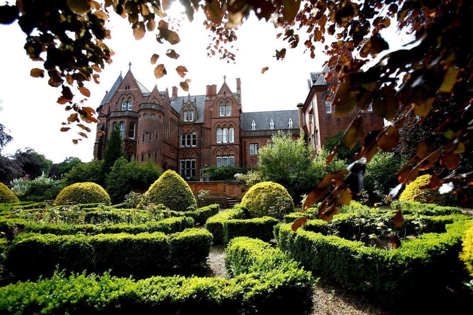 Property building, Facade/entrance, Garden