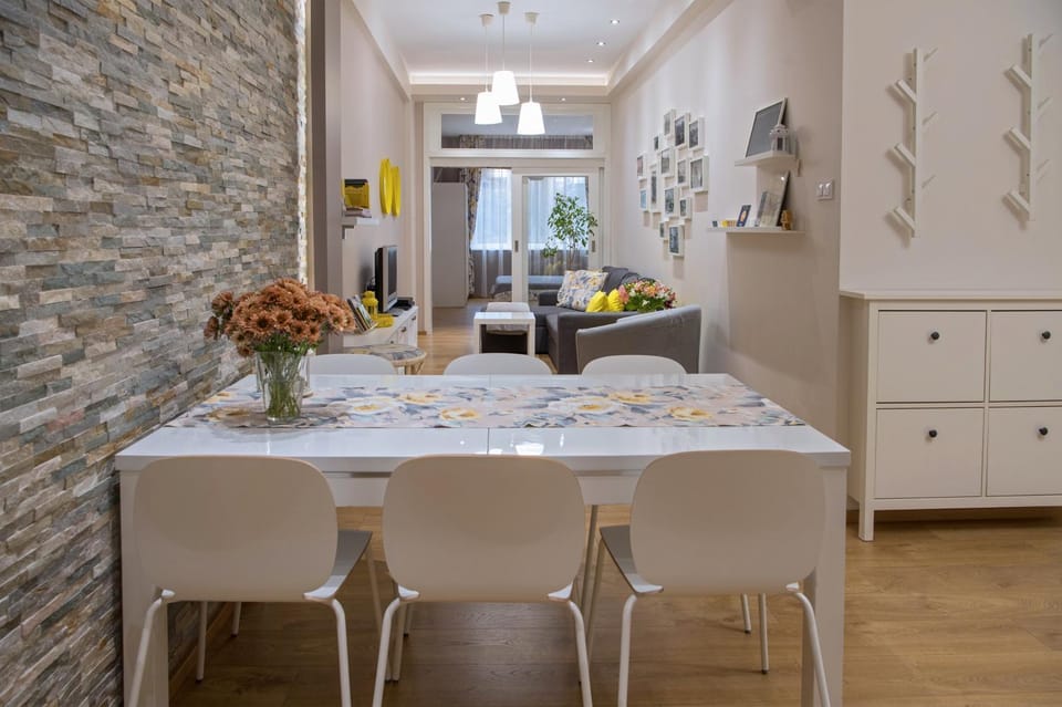 Communal lounge/ TV room, Living room, Dining area