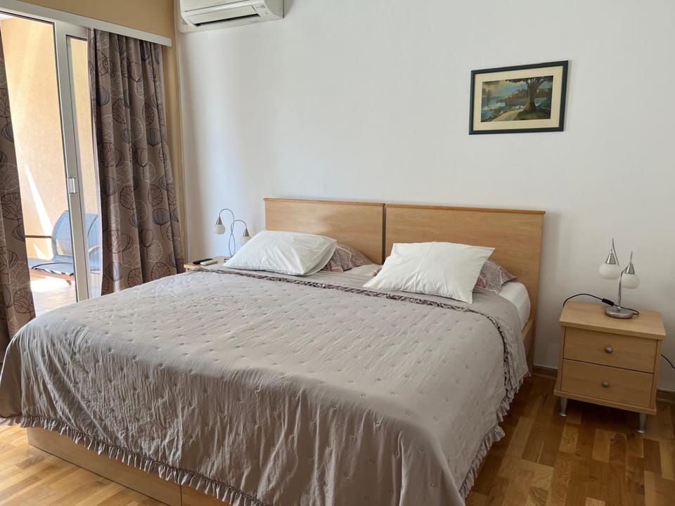 Bedroom, air conditioner