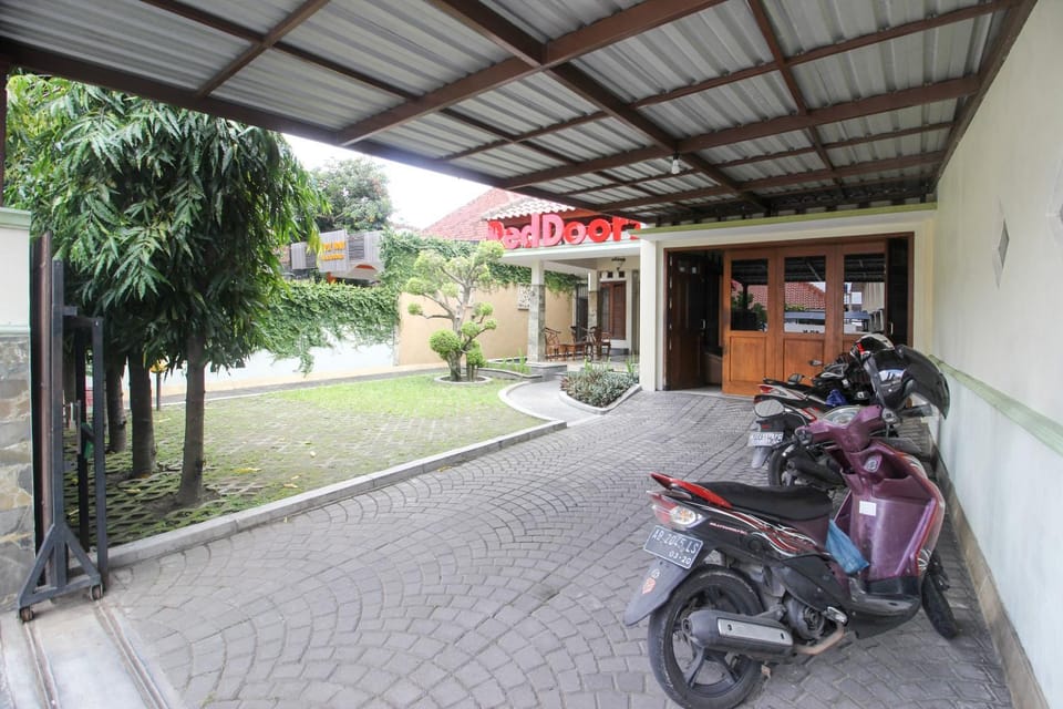 Facade/entrance