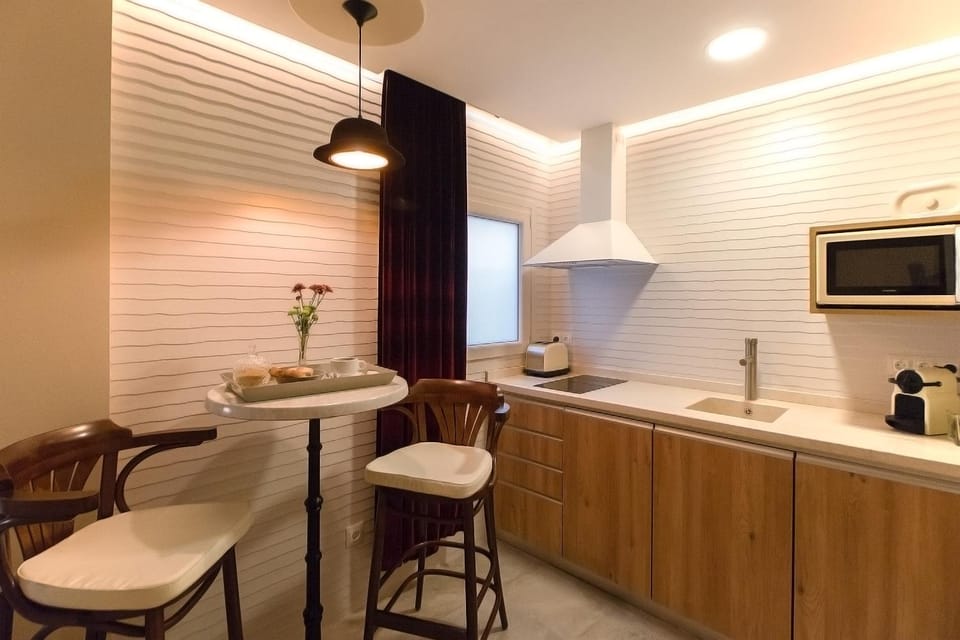 Coffee/tea facilities, Kitchen or kitchenette, Seating area, Dining area