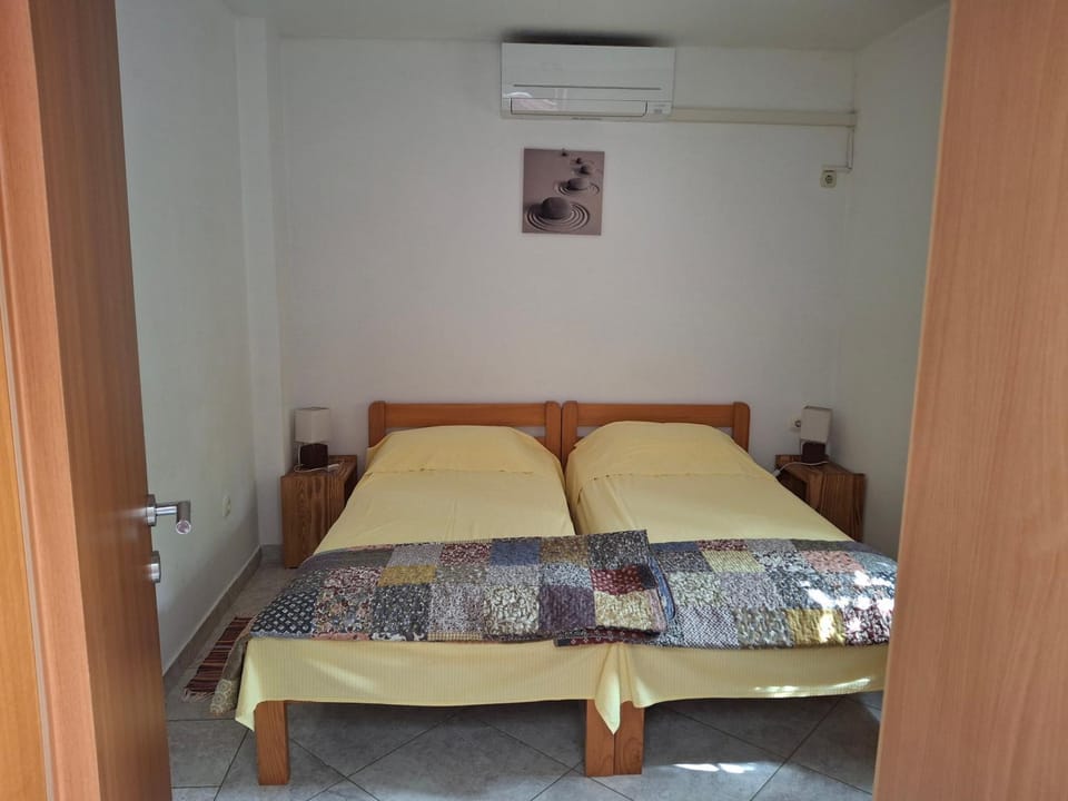 Bed, Bedroom, air conditioner