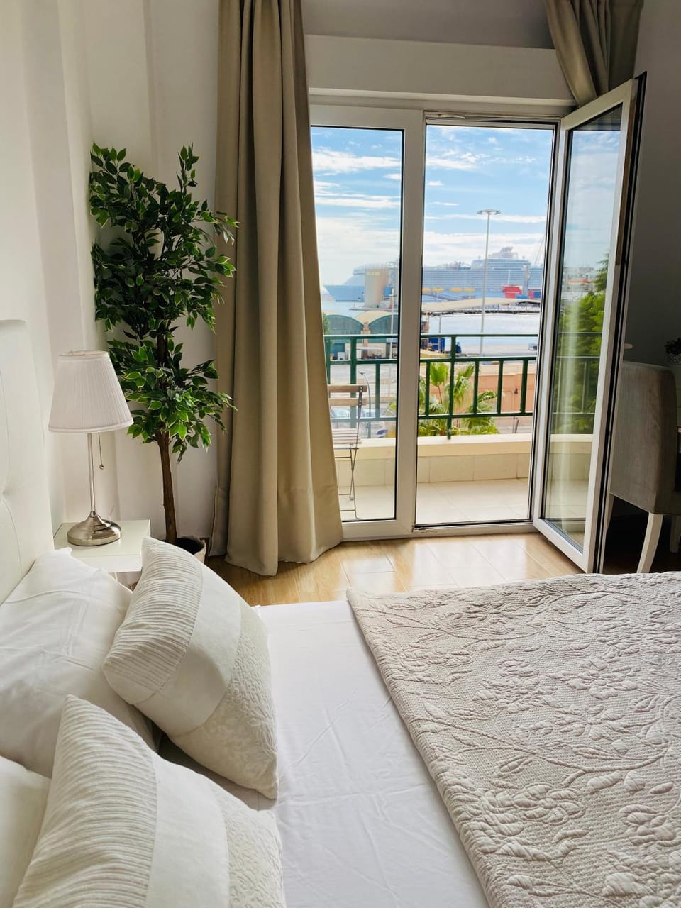 Bed, View (from property/room), Balcony/Terrace, Bedroom, Sea view