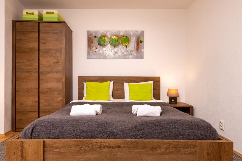 Bed, Bedroom, towels, wardrobe