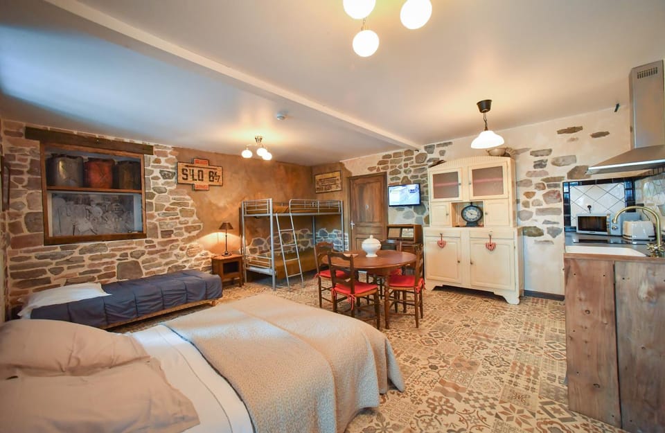 Bed, TV and multimedia, Kitchen or kitchenette, Photo of the whole room