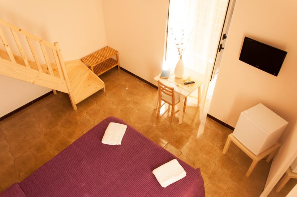 Bed, TV and multimedia, Living room, Photo of the whole room, Seating area, Bedroom, towels
