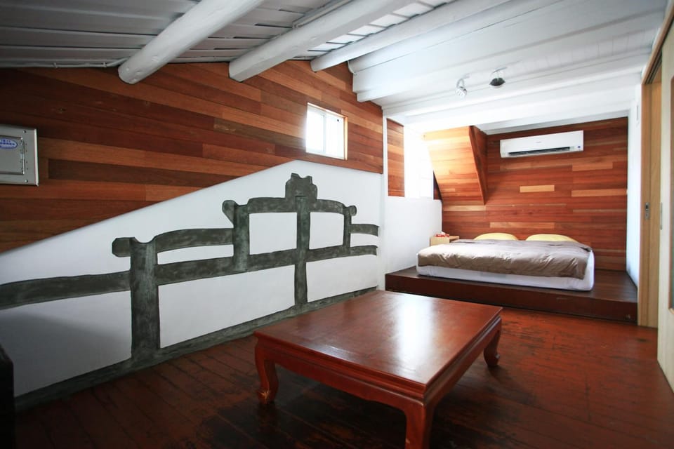 Seating area, Bedroom