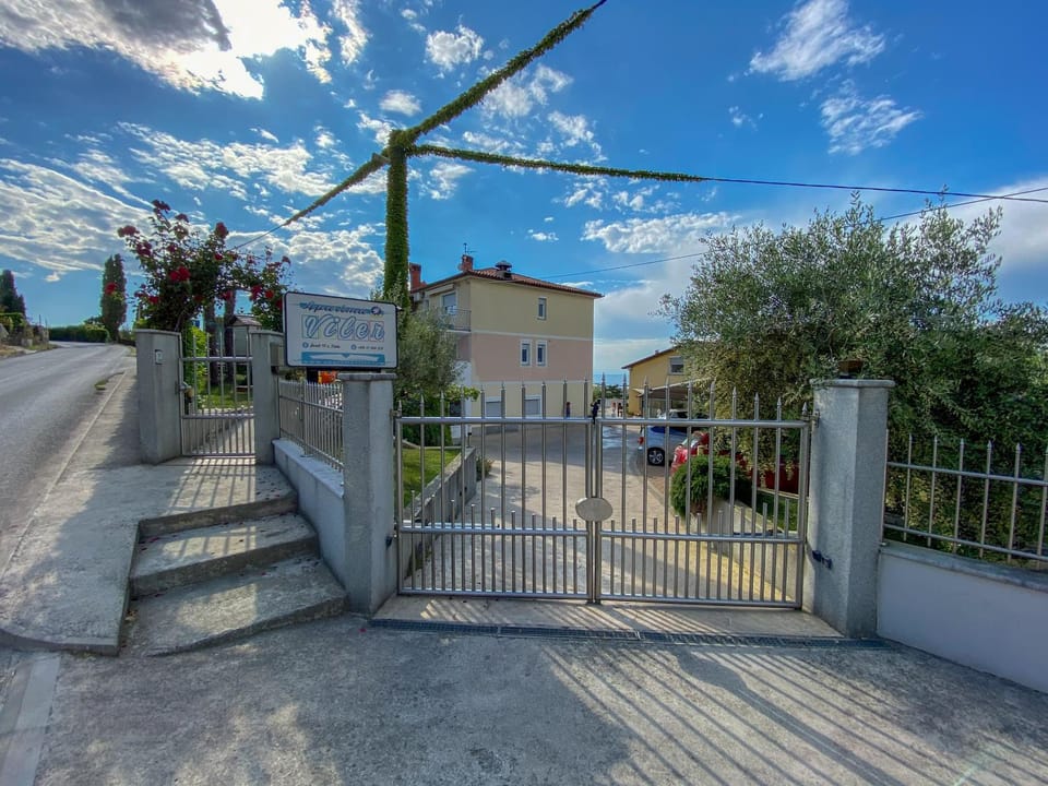 Property building, Facade/entrance, Day