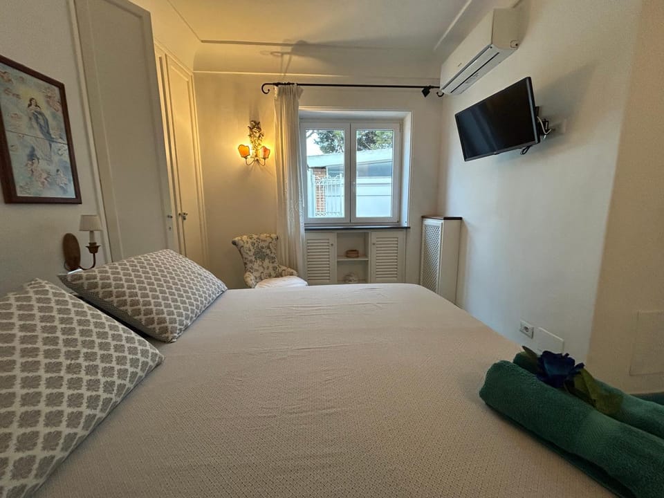Bed, TV and multimedia, Photo of the whole room, Bedroom, internet, air conditioner