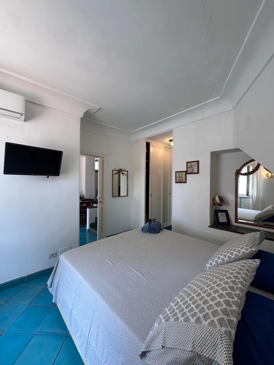 Communal lounge/ TV room, Bed, Bedroom, air conditioner