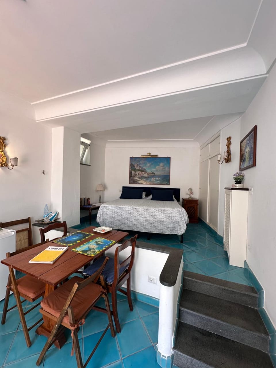Bed, TV and multimedia, Living room, Photo of the whole room