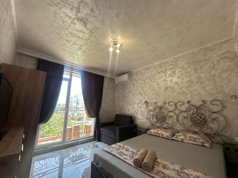 Bed, Photo of the whole room, Seating area, Bedroom