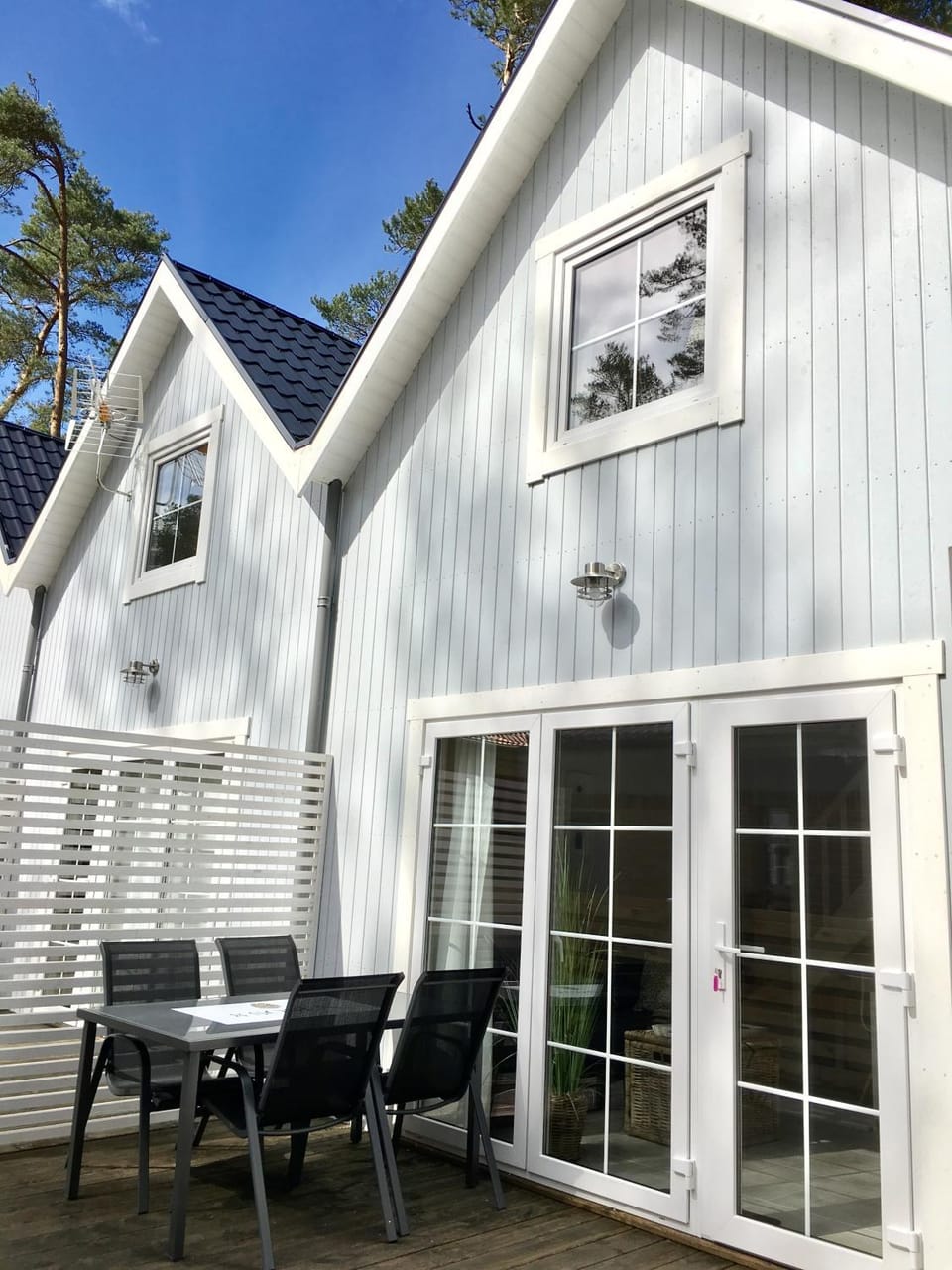 Property building, Facade/entrance, Garden, Balcony/Terrace