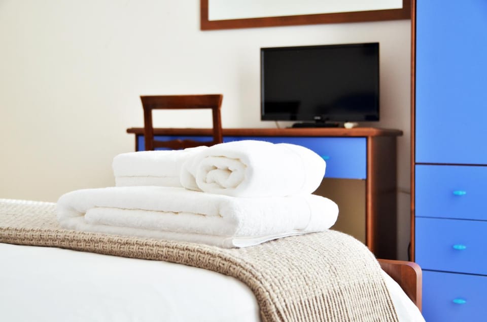 Bed, TV and multimedia, Photo of the whole room, Bedroom, towels