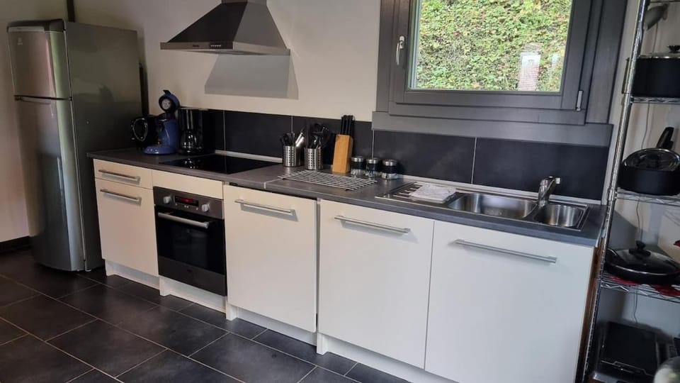 Coffee/tea facilities, Kitchen or kitchenette, dishwasher, oven, stove