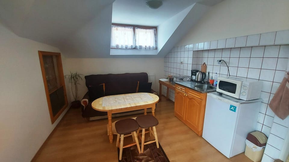 Communal lounge/ TV room, TV and multimedia, Balcony/Terrace, Kitchen or kitchenette, Living room, Food and drinks, Photo of the whole room, Dining area, Communal kitchen, City view, Mountain view, minibar