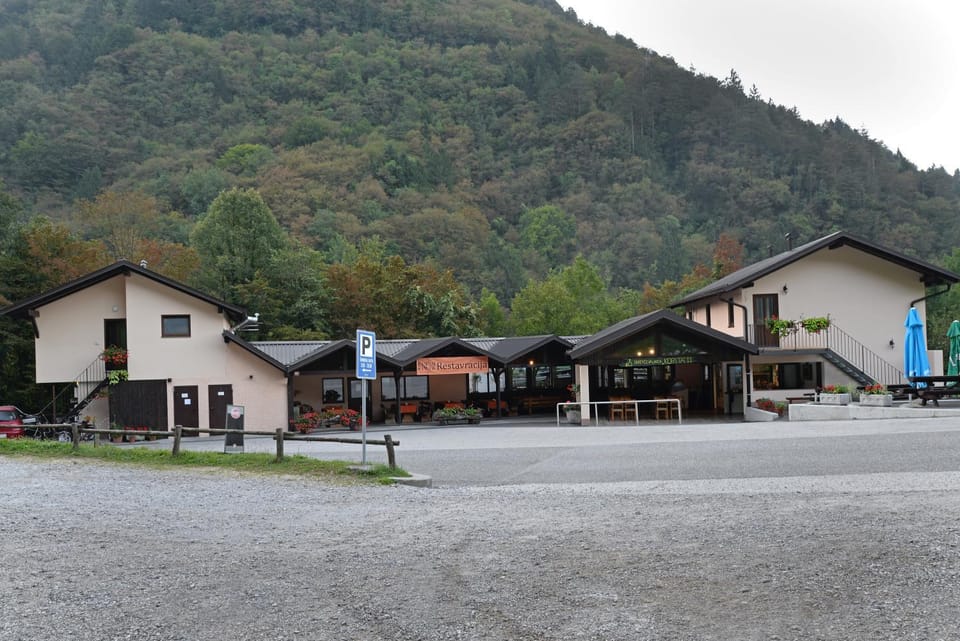 Restaurant/places to eat, Facade/entrance, On site, Mountain view