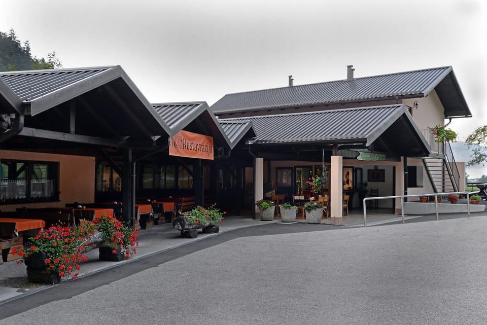 Restaurant/places to eat, Facade/entrance, On site