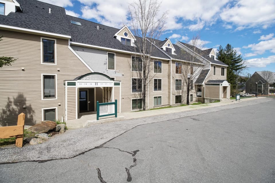 The Seasons H23 Apartment in Mount Snow
