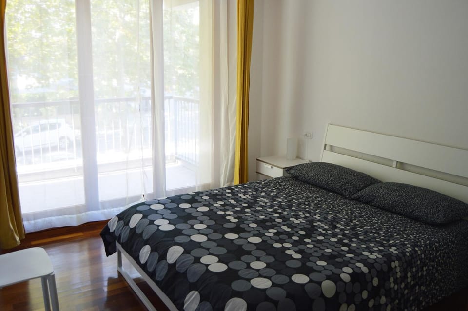 Bed, Day, Balcony/Terrace, Balcony/Terrace, Photo of the whole room, Bedroom