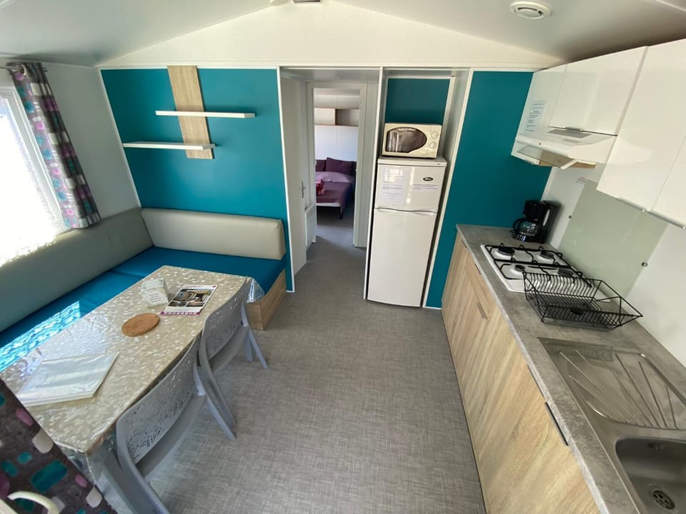 Kitchen or kitchenette, Dining area, stove