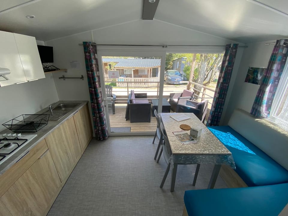 Kitchen or kitchenette, Living room, Seating area, Dining area, stove