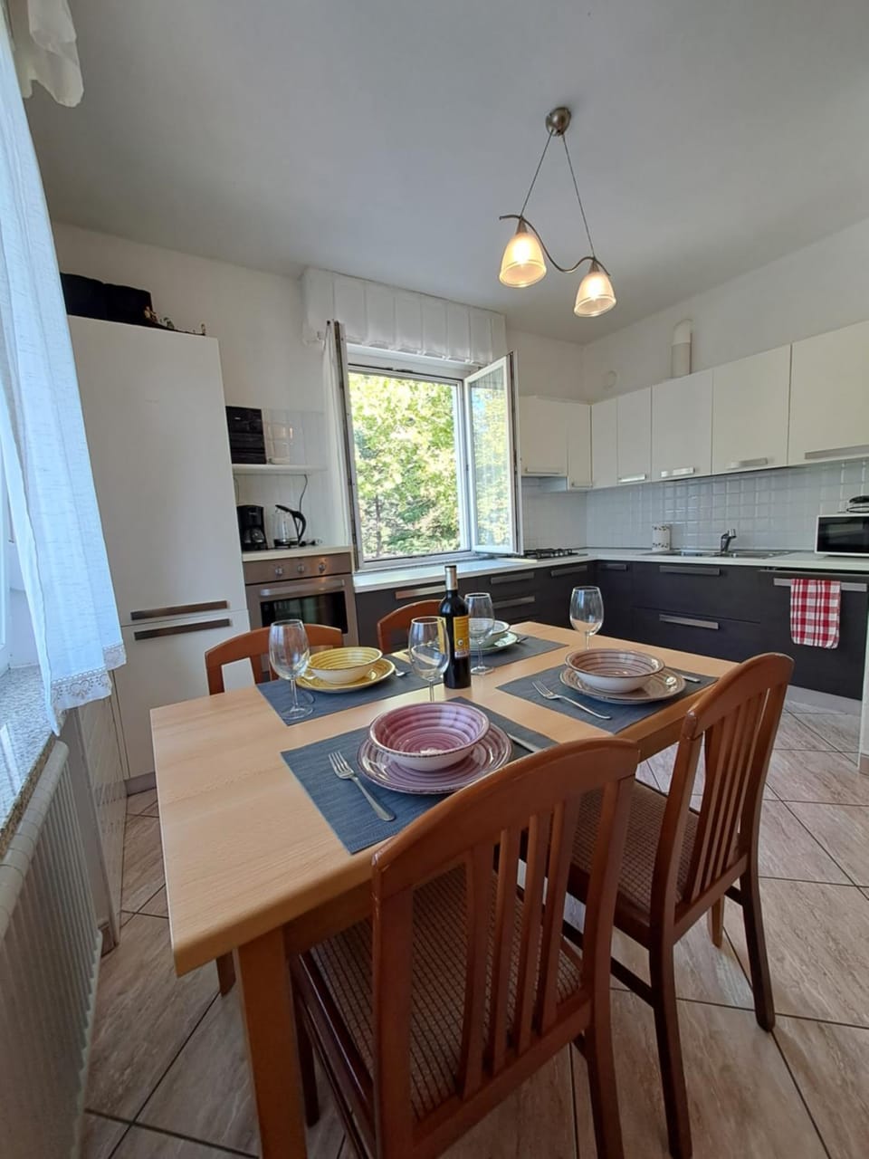 Kitchen or kitchenette, Dining area