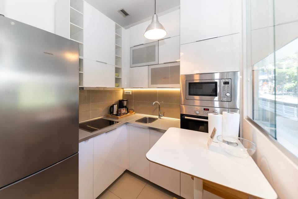 Kitchen or kitchenette, dishwasher, oven