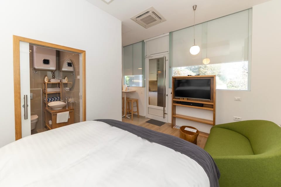 Bed, TV and multimedia, air conditioner