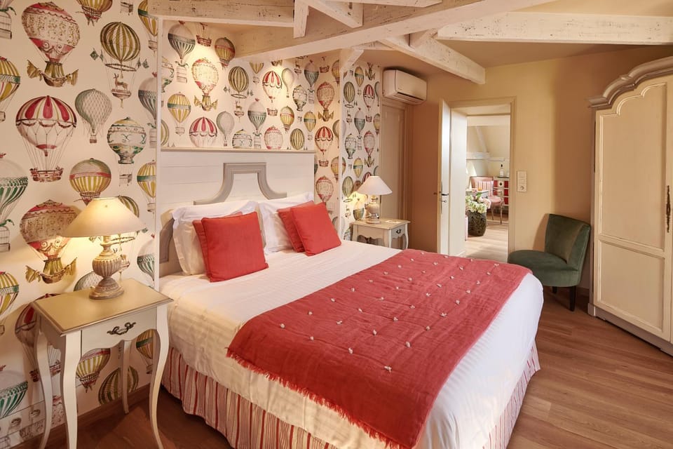 Living room, Bedroom, Garden view, Family