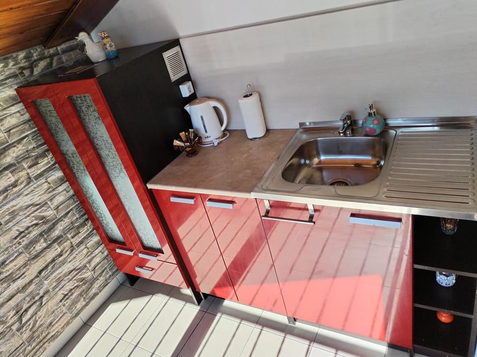 Coffee/tea facilities, Kitchen or kitchenette, Seating area, Dining area