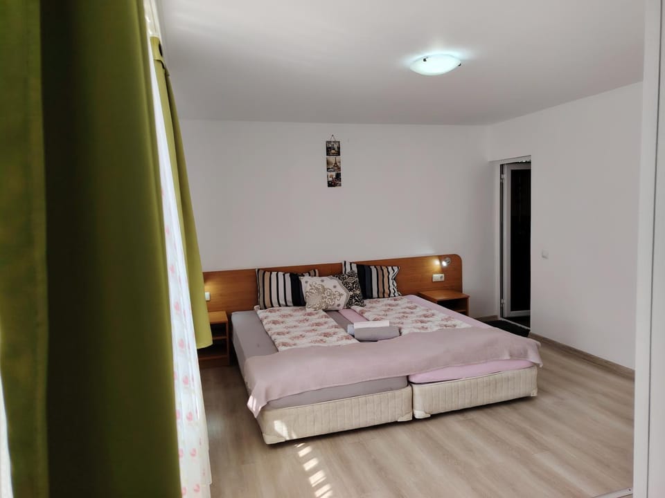 Photo of the whole room, Bedroom, towels