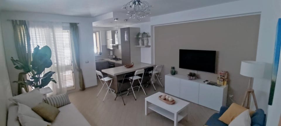 Communal lounge/ TV room, Living room, Seating area, Dining area