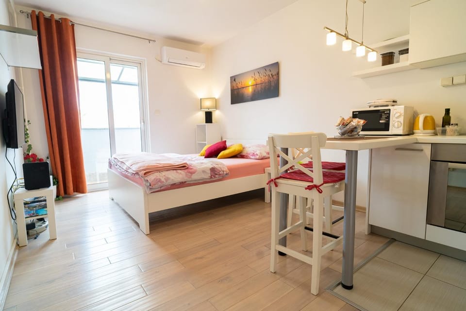 Bed, TV and multimedia, kitchen