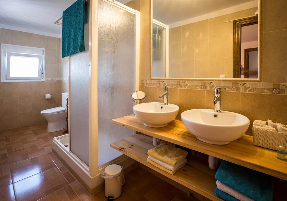 Shower, Toilet, towels