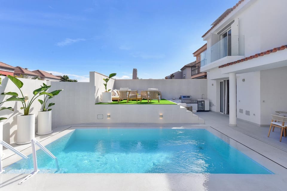 Balcony/Terrace, Swimming pool, sunbed